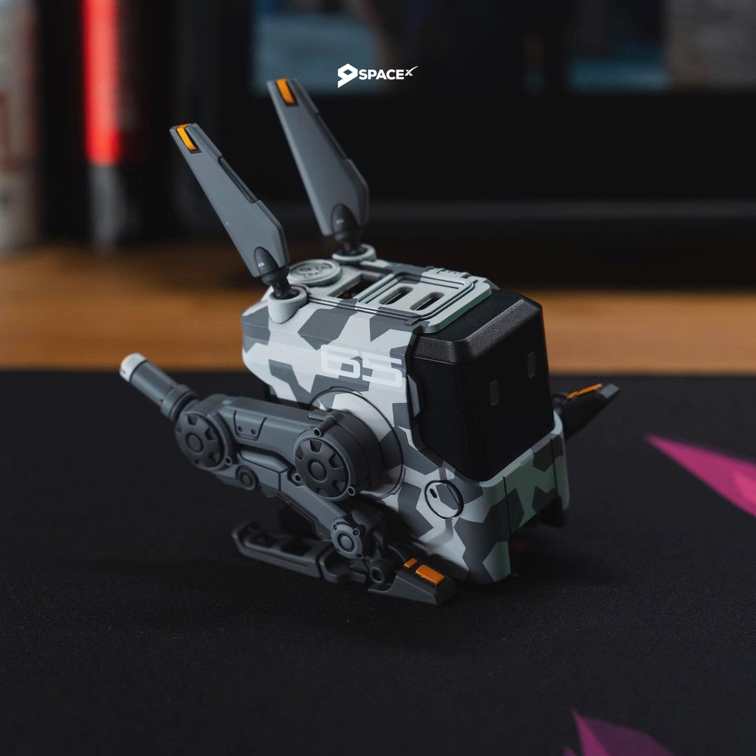 เครื่องชาร์จหลายพอร์ต Gravastar Alpha65 พร้อมเทคโนโลยี GaN ที่มีดีไซน์แนวไซไฟที่กะทัดรัด