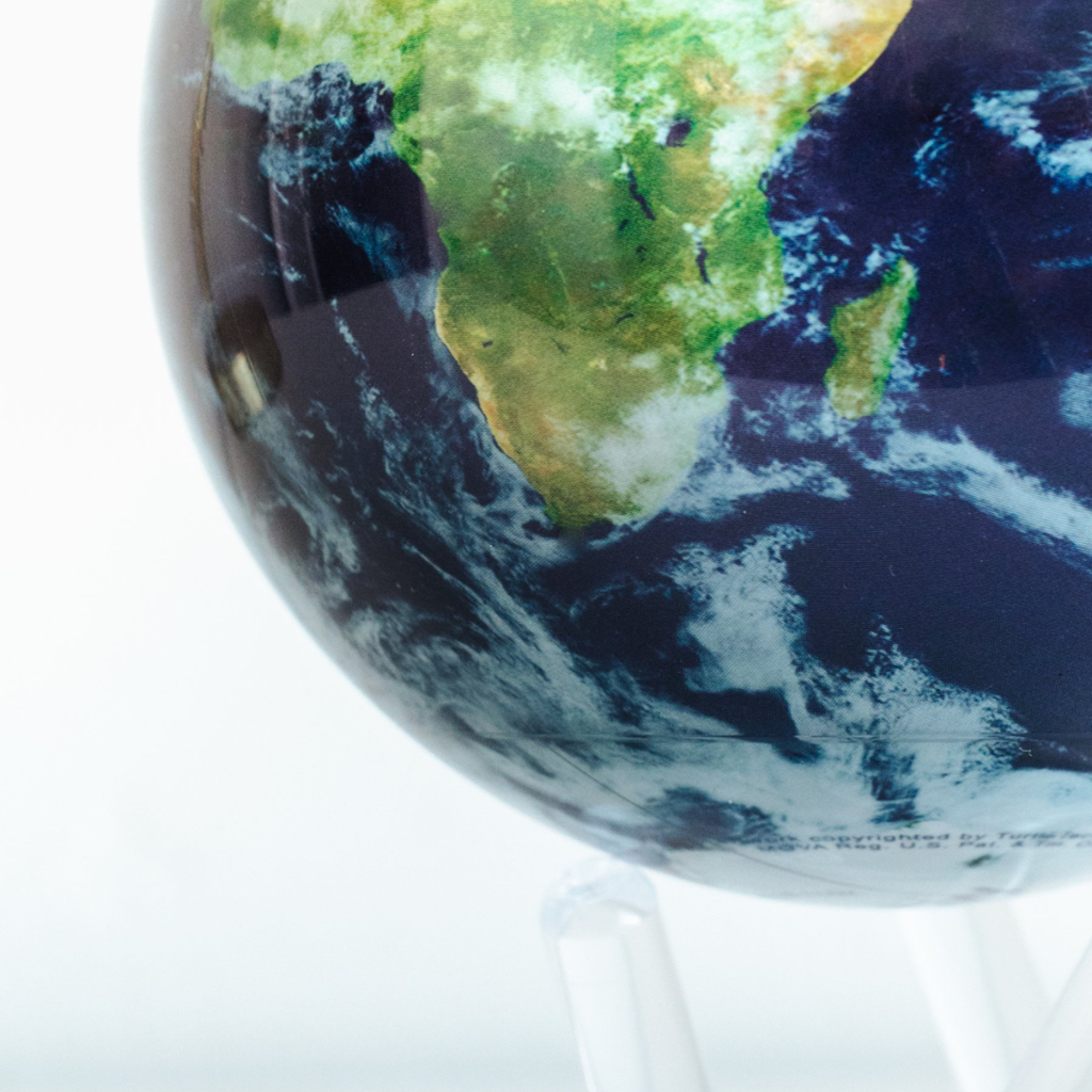 โลกที่มีเมฆ MOVA Globe – แบบจำลองโลกหมุนได้เอง