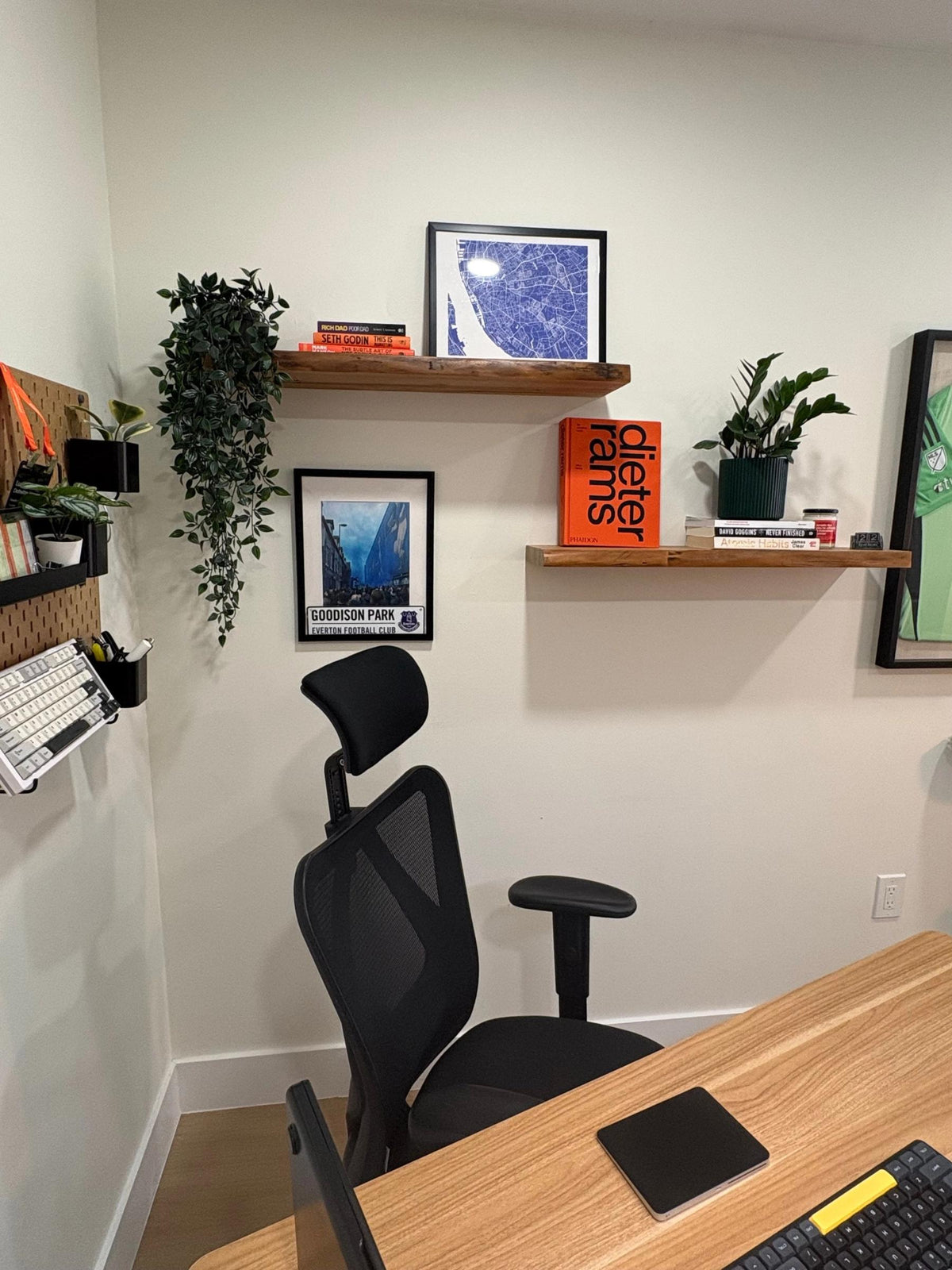 Luca Defreitas-Hansen's workspace (photo: Workspaces #522)