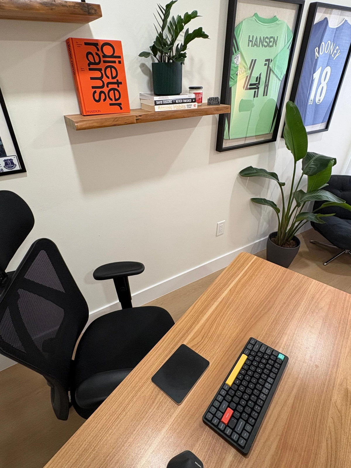 Luca Defreitas-Hansen's workspace (photo: Workspaces #522)