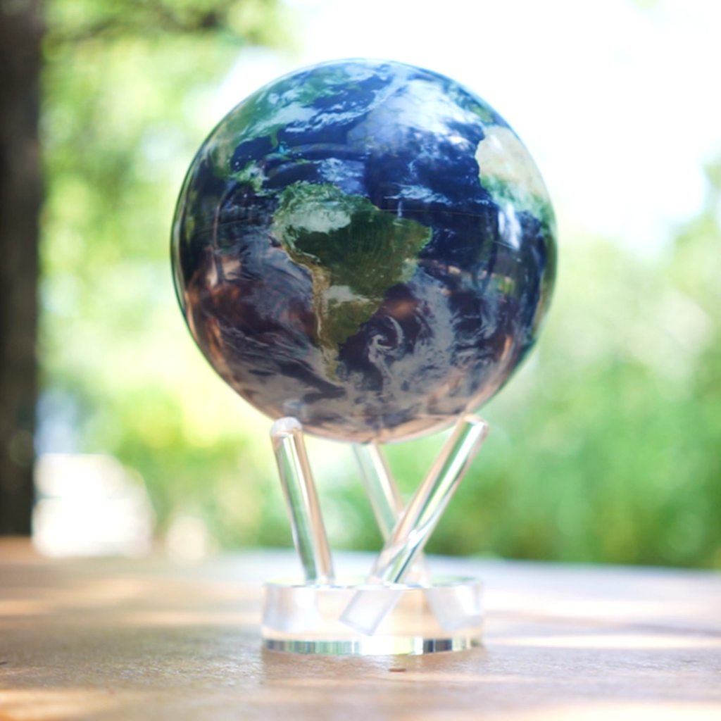 โลกที่มีเมฆ MOVA Globe – แบบจำลองโลกหมุนได้เอง