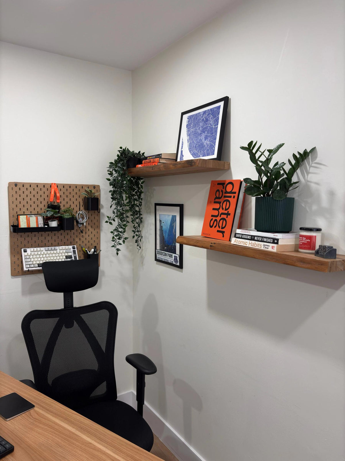 Luca Defreitas-Hansen's workspace (photo: Workspaces #522)