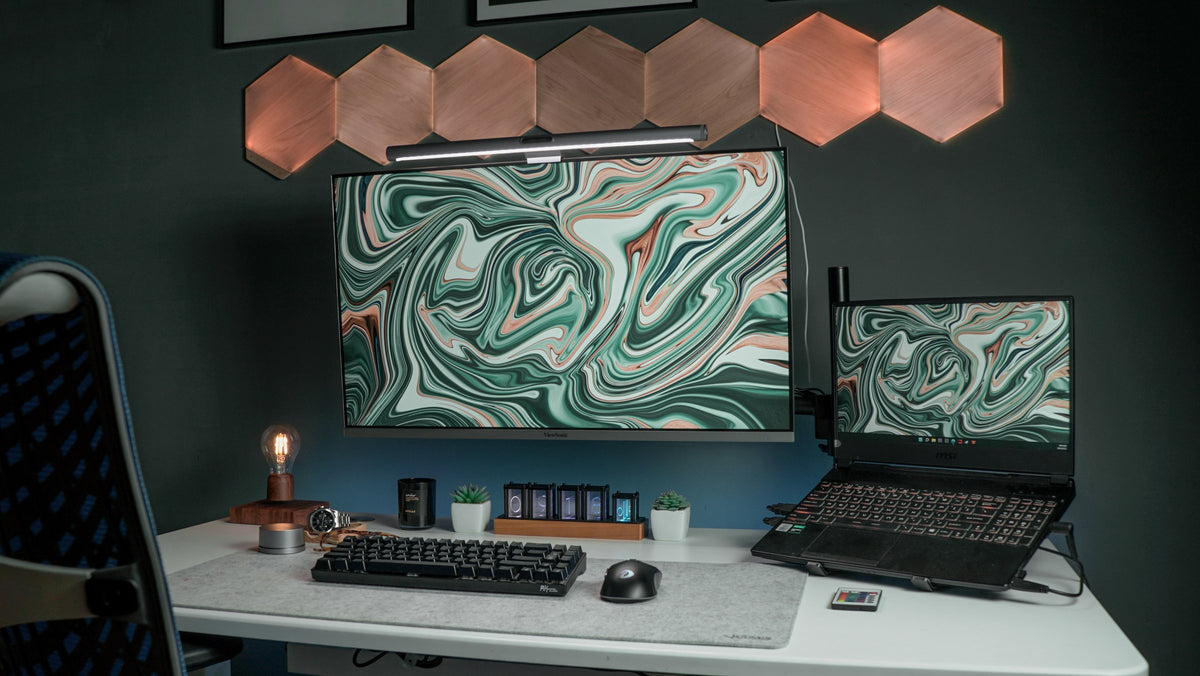 Green marble screens on a dark teal wall