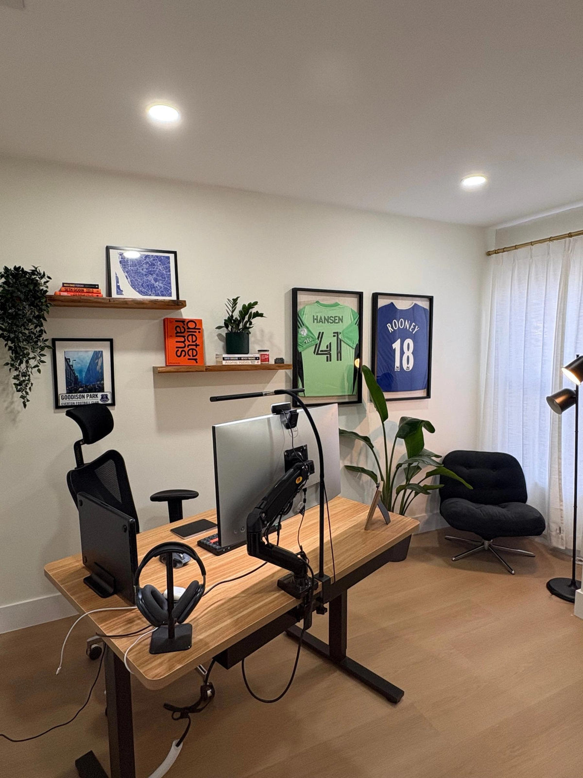 Luca Defreitas-Hansen's workspace (photo: Workspaces #522)
