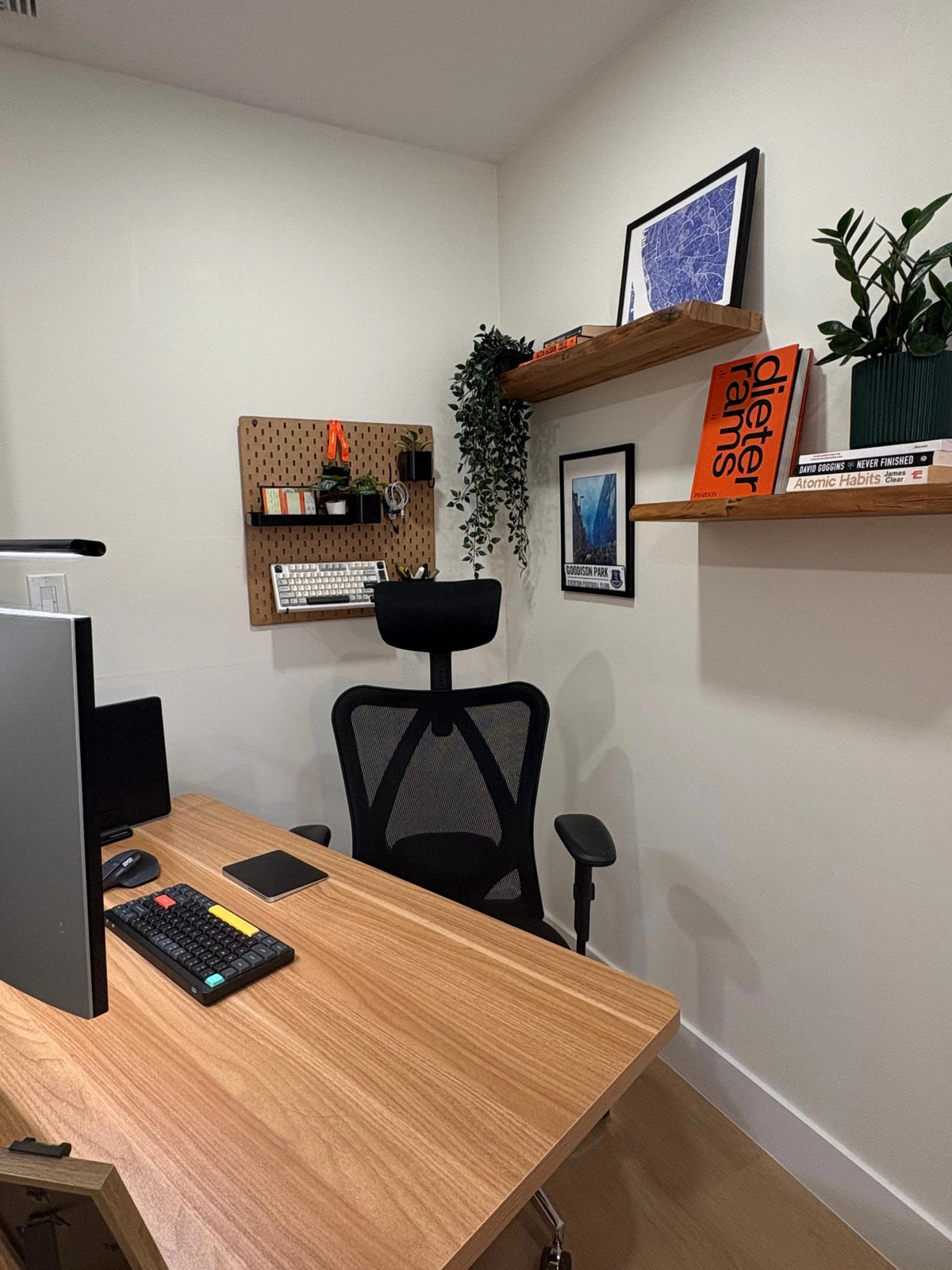 Luca Defreitas-Hansen's workspace (photo: Workspaces #522)
